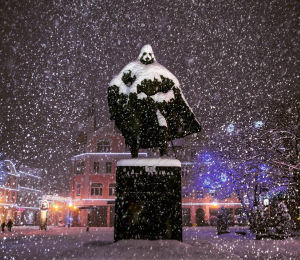 Зимние снегопады в Польше превратили статую Якуба Вейхера в Дарта Вейдера