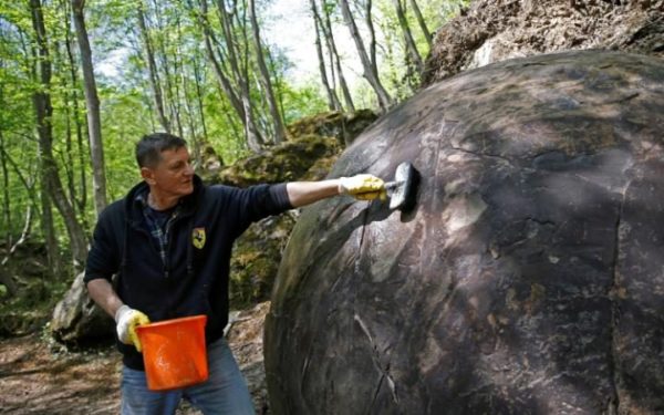 Каменные шары в Боснии